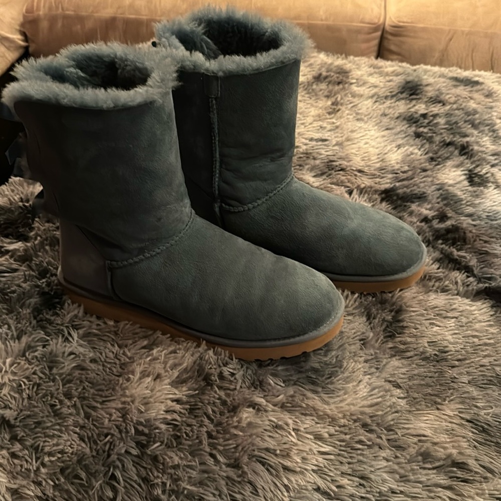 Ugg Bailey bow short blue size 11